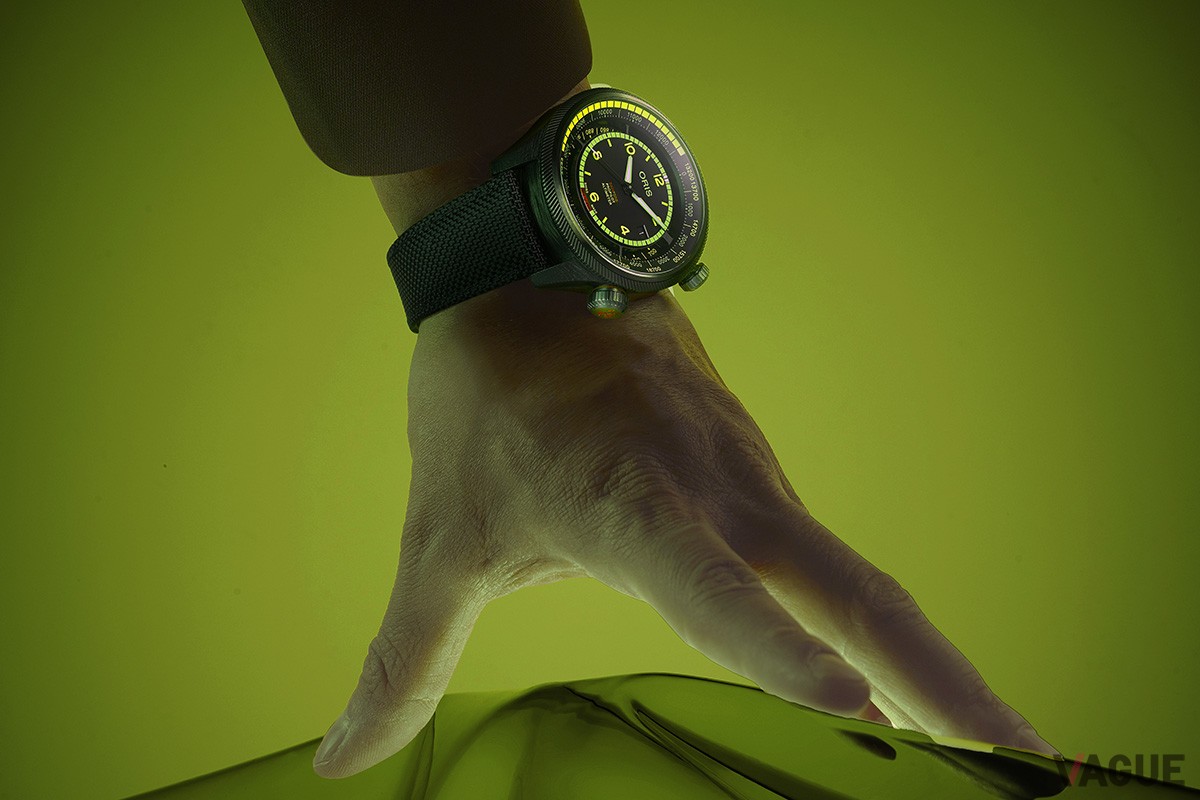 47mm径とかなりボリュームのあるサイズだが、カーボンコンポジット素材のおかげで装着感は存外に軽やか。ストラップ裏面のレザーライニングにもイエローとグリーンを採用