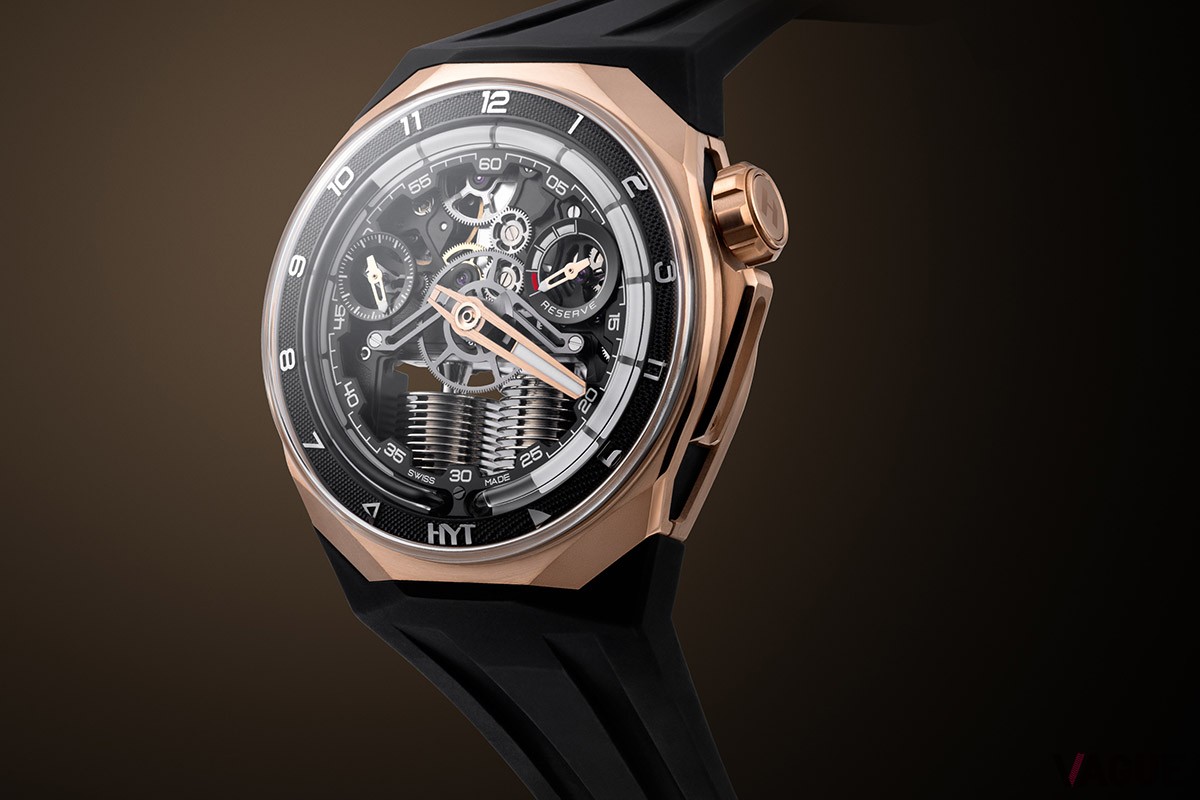 極細のガラス製チューブを流れる液体を用いた独自の表示方法はHYTのアイコン。新作ではダイヤルのブラックコーティングと色調を揃えて、黒い液体で時間を伝えている