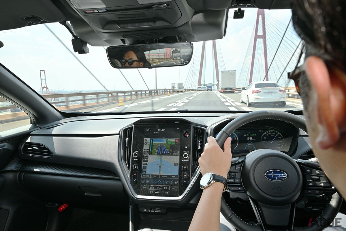 スバル「クロストレック プレミアム S:HEV EX」の車内