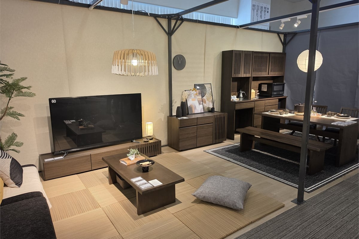 家具、テレビ、照明までを一体で見せるコーディネート展示。家電を単独の商品としてではなく、「どんな空間でどう暮らすか」の一部として提案できることが、ニトリならではの強みになり得ます。