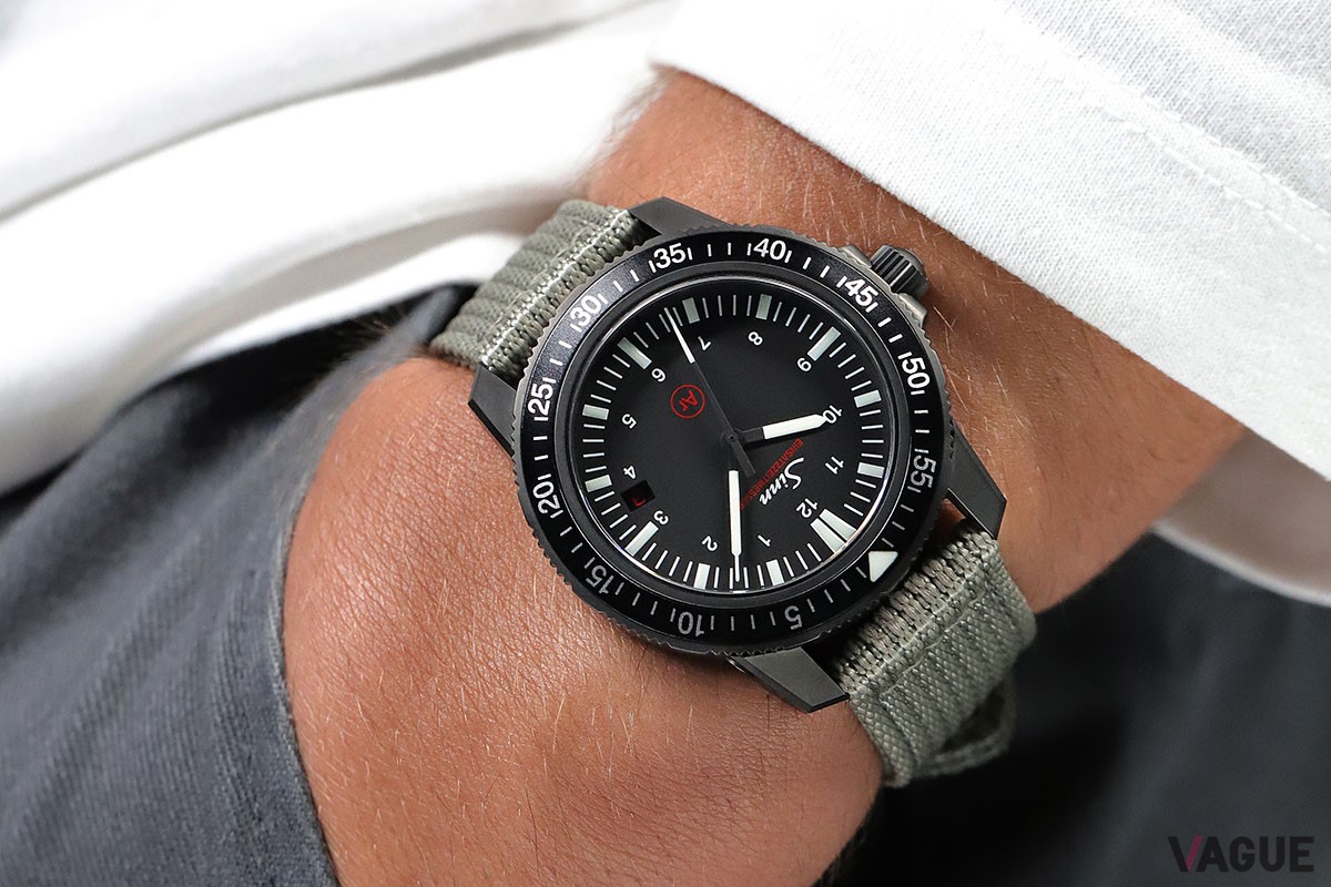 目盛りやインデックス、針の白色をマットブラックが際立たせて、自国の判読性をいっそう強化。無骨さの中に機能性と洗練が共存する稀有な一本