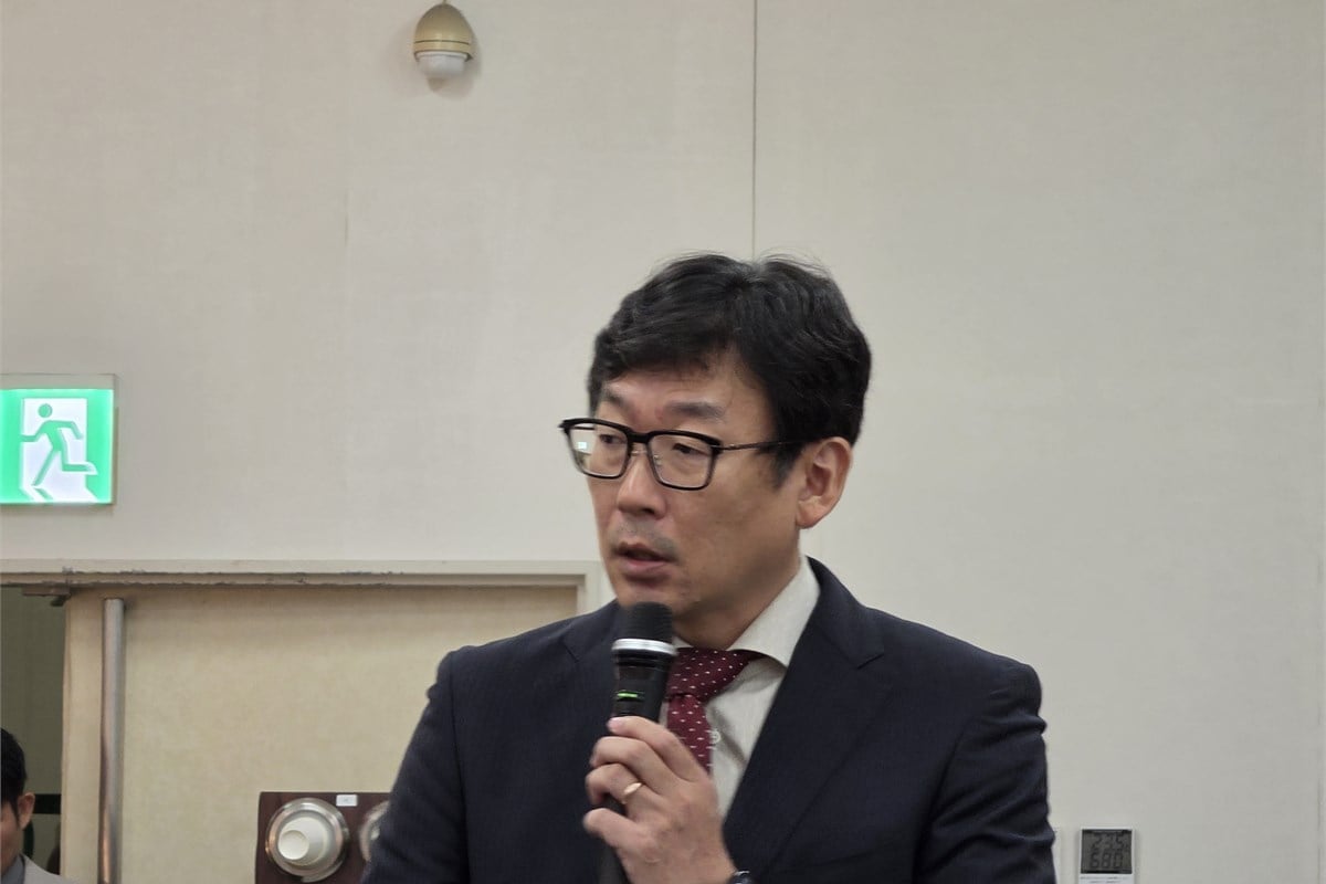 質疑応答で家電戦略を説明する、ニトリの家電商品部ゼネラルマネージャー・奥田哲也氏。大型家電で蓄積した知見を土台に、オーディオなど新しい領域へ提案を広げる考えを語りました。