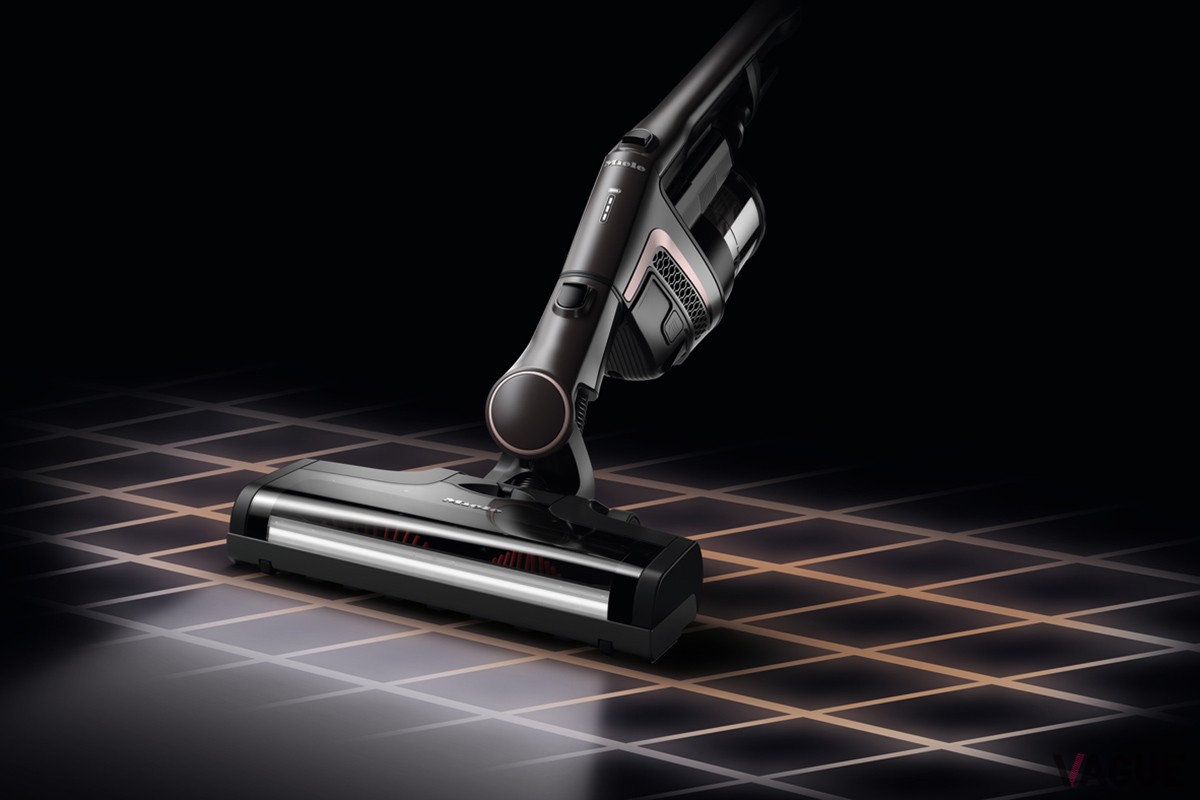 「Cat&Dog」「Pro」にはLEDライト搭載のエレクトロブラシが付属。暗い場所を明るく照らし、細かなチリやゴミも見逃さない