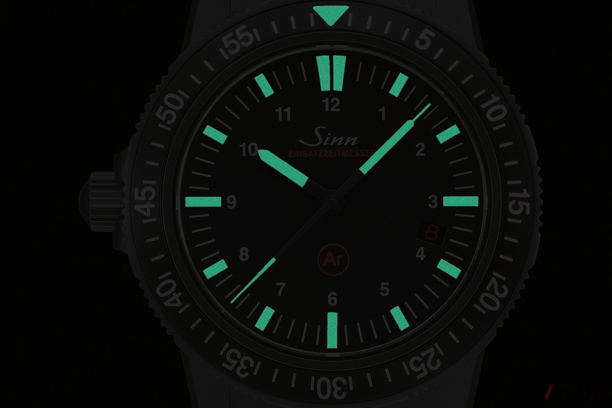 インデックスと3本の針、回転式ベゼルの開始点には夜光塗料を塗布することで、海底など光の届かない暗所での視認性を確保