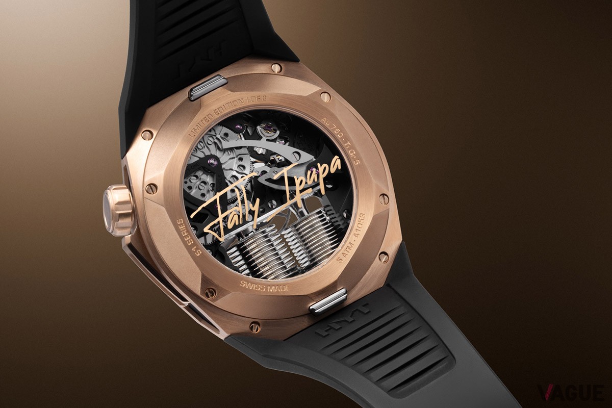 ケースバックはシースルー仕様。サファイアクリスタルの上にはゴールドの文字でファリー・イプパのサインが刻まれている