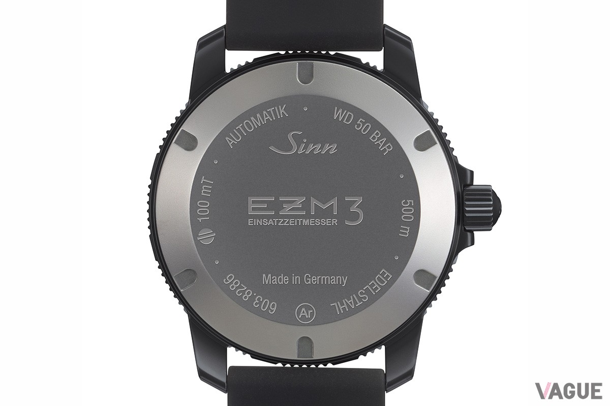 ニッケルフリーのねじ込み式のケースバック。またこの部分のみ非テギメント加工を採用する