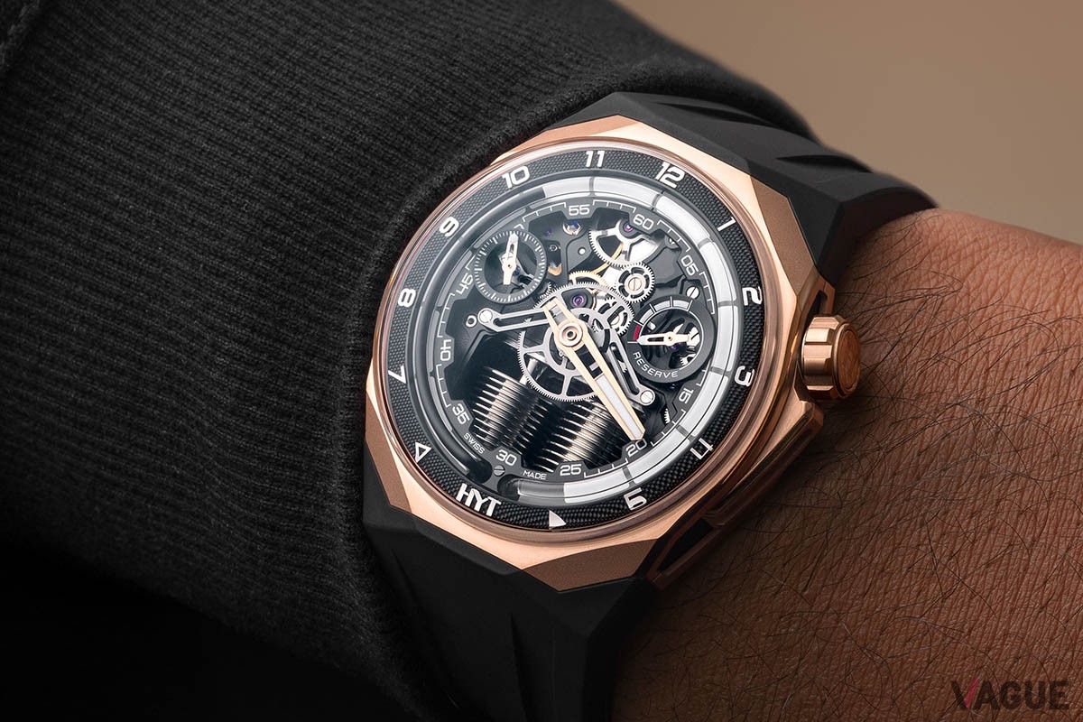 45.3mm径・17.2mm厚とかなりボリュームのあるサイズだが、立体的にセットされたストラップのおかげで安定した装着感を維持することができる