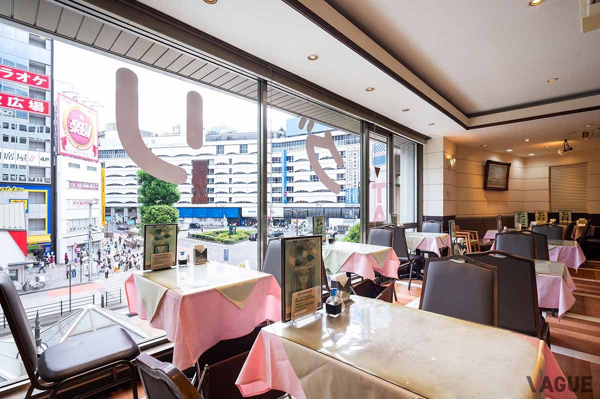 店内。大きな窓からは、池袋駅東口前の景色が一望