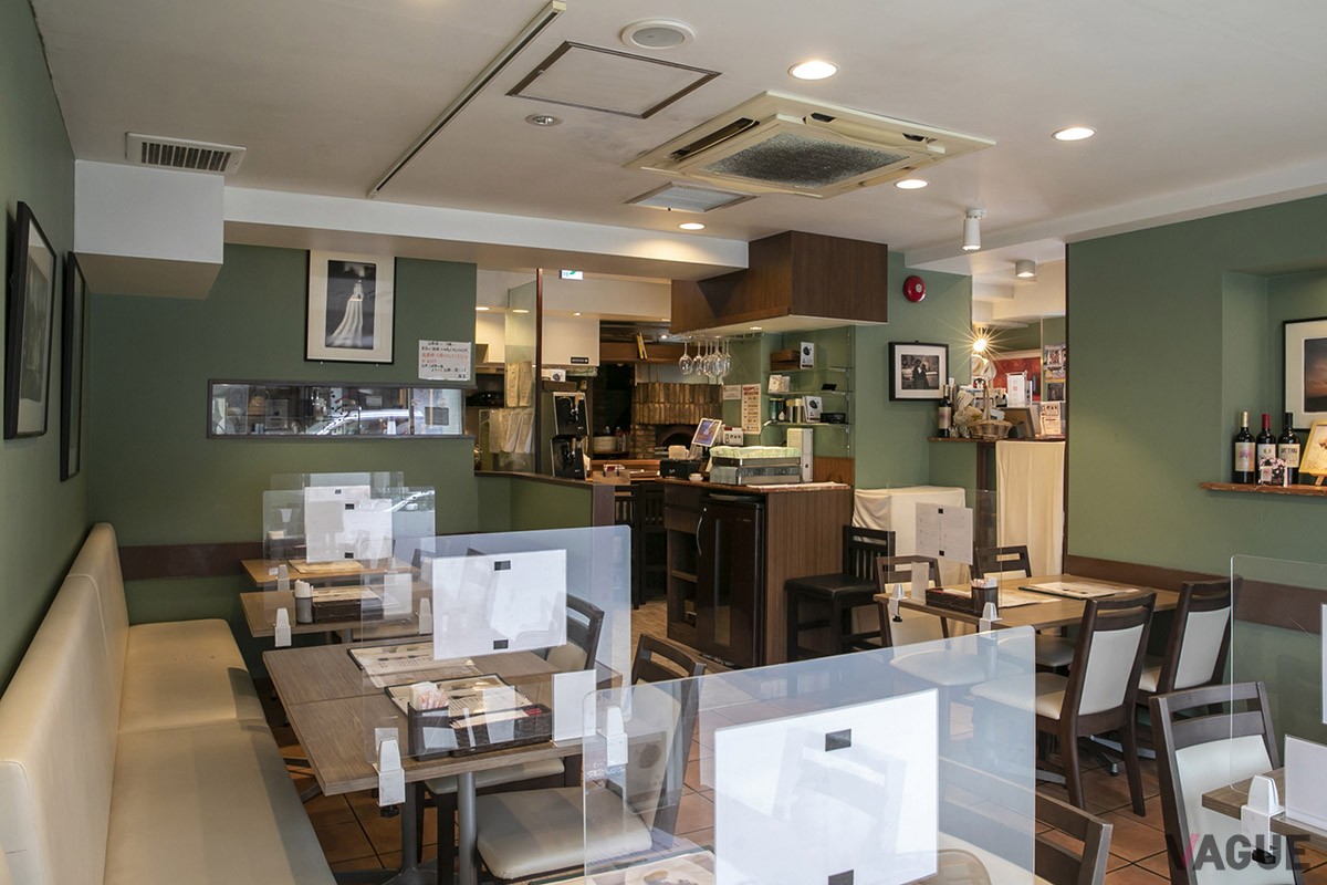 モノクロ写真が飾られた店内。厨房には大きな窯オーブンがある