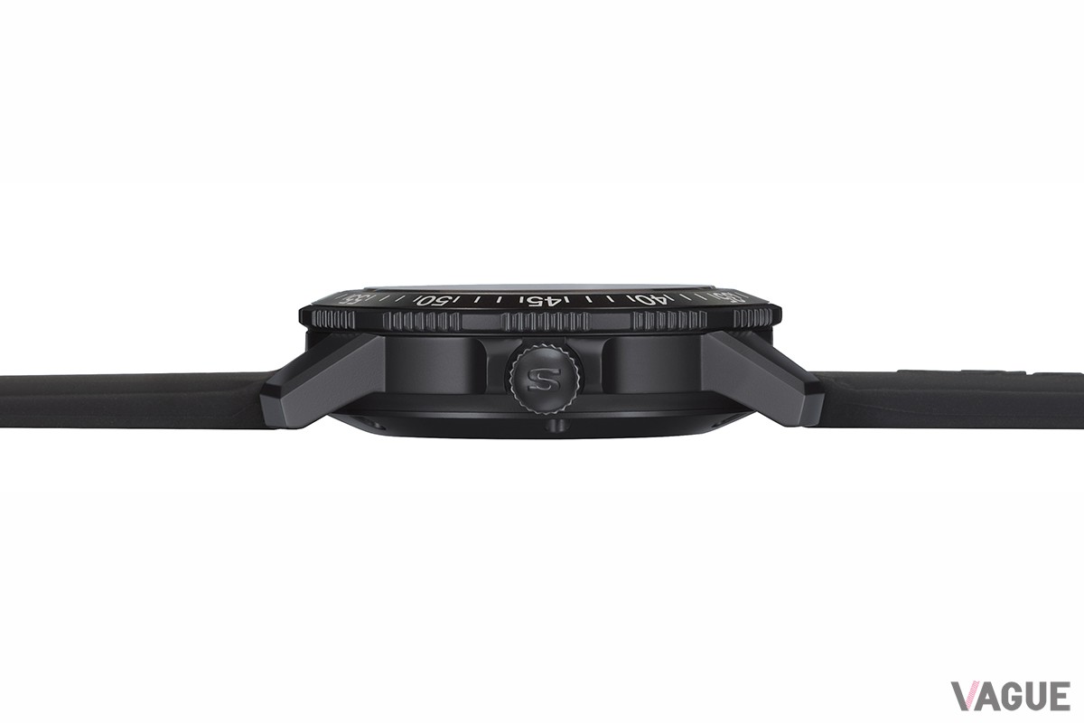 ケース厚はこのサイズの機械式時計としては薄型スリムな12.3mm。左側面に配置したりゅうずは銃器類を扱う際に干渉しないようにとの配慮による