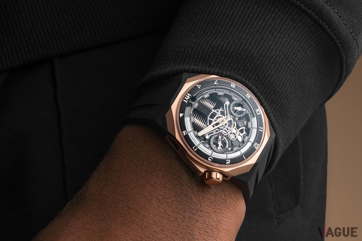 45.3mm径・17.2mm厚とかなりボリュームのあるサイズだが、立体的にセットされたストラップのおかげで安定した装着感を維持することができる