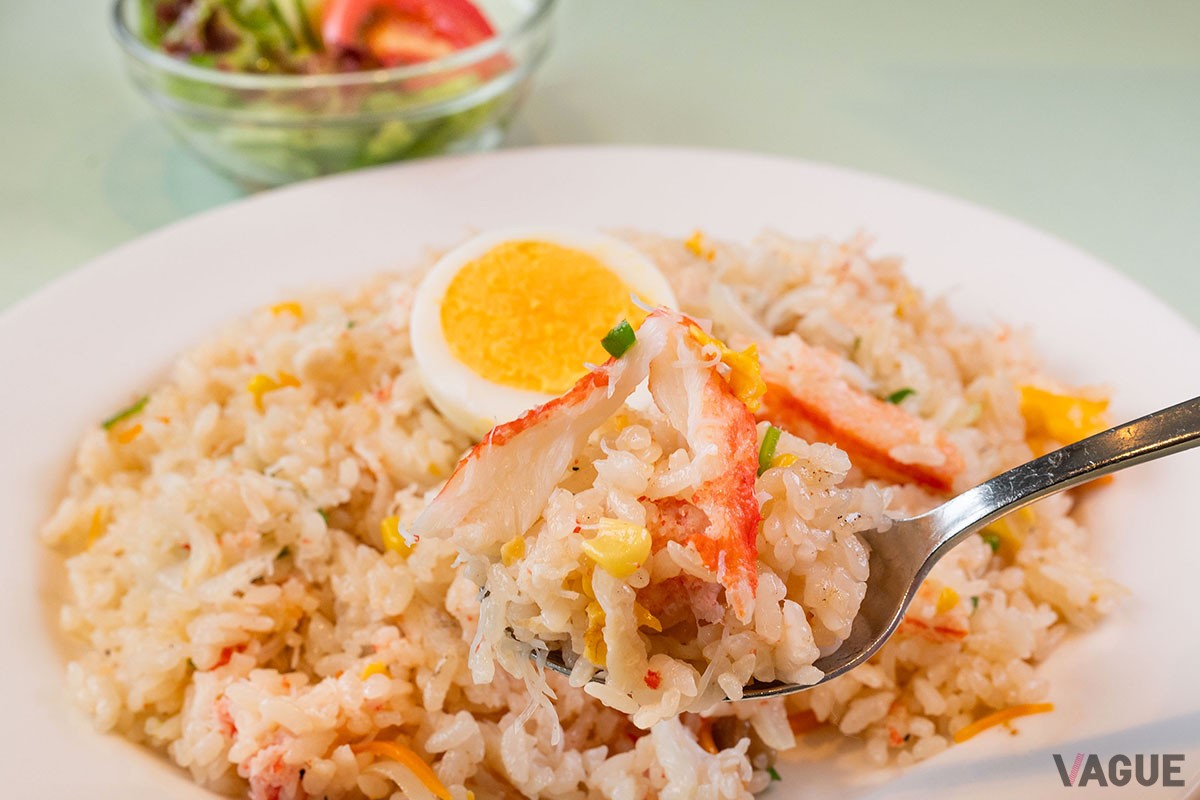 カニピラフ1300円。こちらもサラダ付き。ドリンクセットは+300円