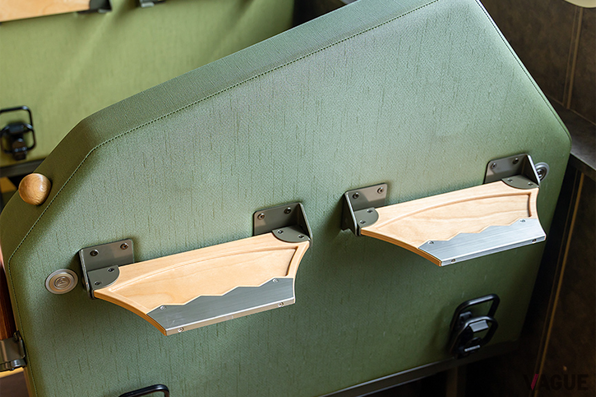 富士山型の背もたれを備えたボックスシート