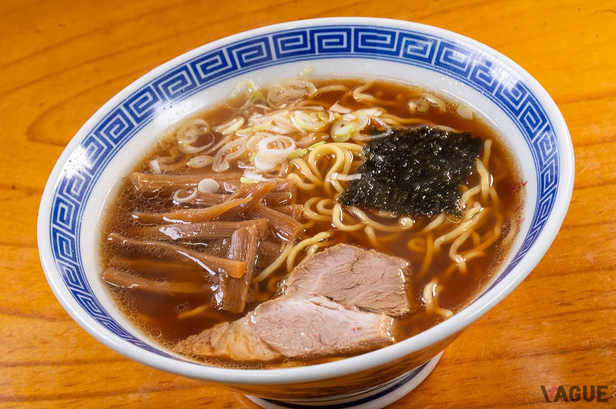 ラーメン800円。大盛りは950円。ミソラーメンは900円