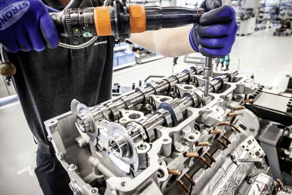 AMG本社工場では、「ワンマン・ワンエンジン」の製造現場を見学できる行程も盛り込まれている