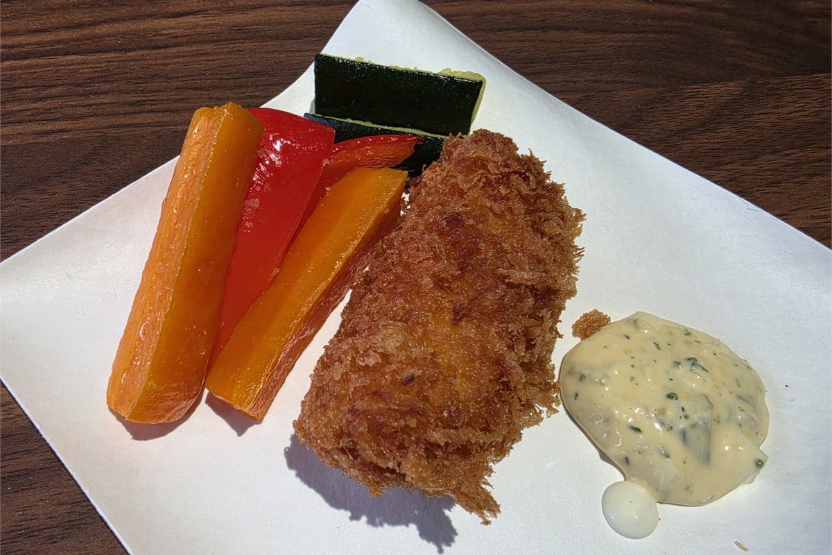 試食用に盛り付けられたエビフライと野菜。スチームデリモードは、揚げ物を中まで温めながら表面を仕上げることを狙っています。パン専用という先入観を離れ、夕食の一品を食べる直前に整える使い方が見えてきます。