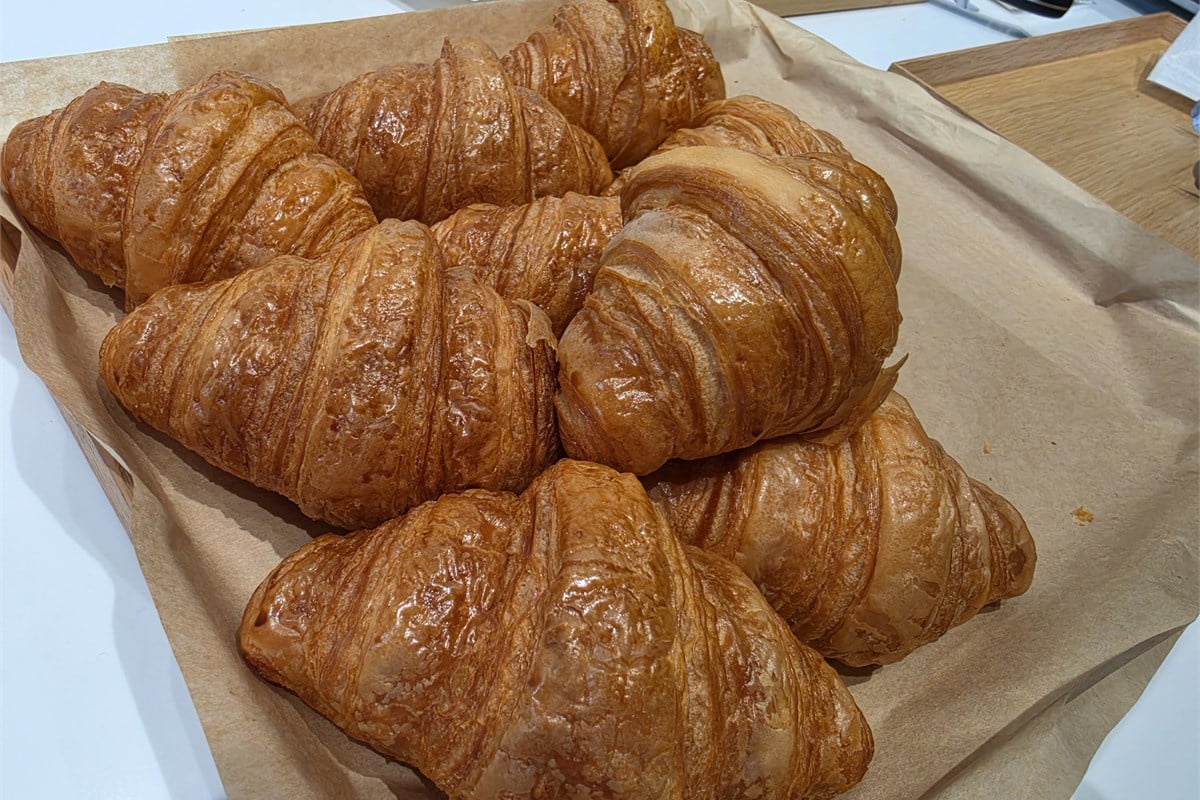 会場に用意されたクロワッサン。新型では、こうしたパンもフランスパンと同じベーカリーモードでリベイクする設計になりました。パンごとに細かくモードを使い分けるより、食べる楽しみに集中できる方向への進化です。