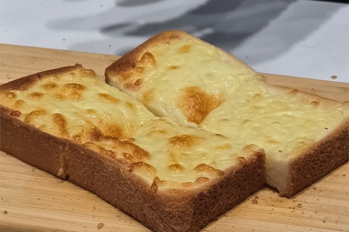 焼き目がついたチーズトースト。新しいモードに注目が集まる一方で、従来のトーストとチーズトーストのおいしさは継承すると説明されています。新たな用途の拡大と、毎朝の楽しみを守ることを両立させた新型です。
