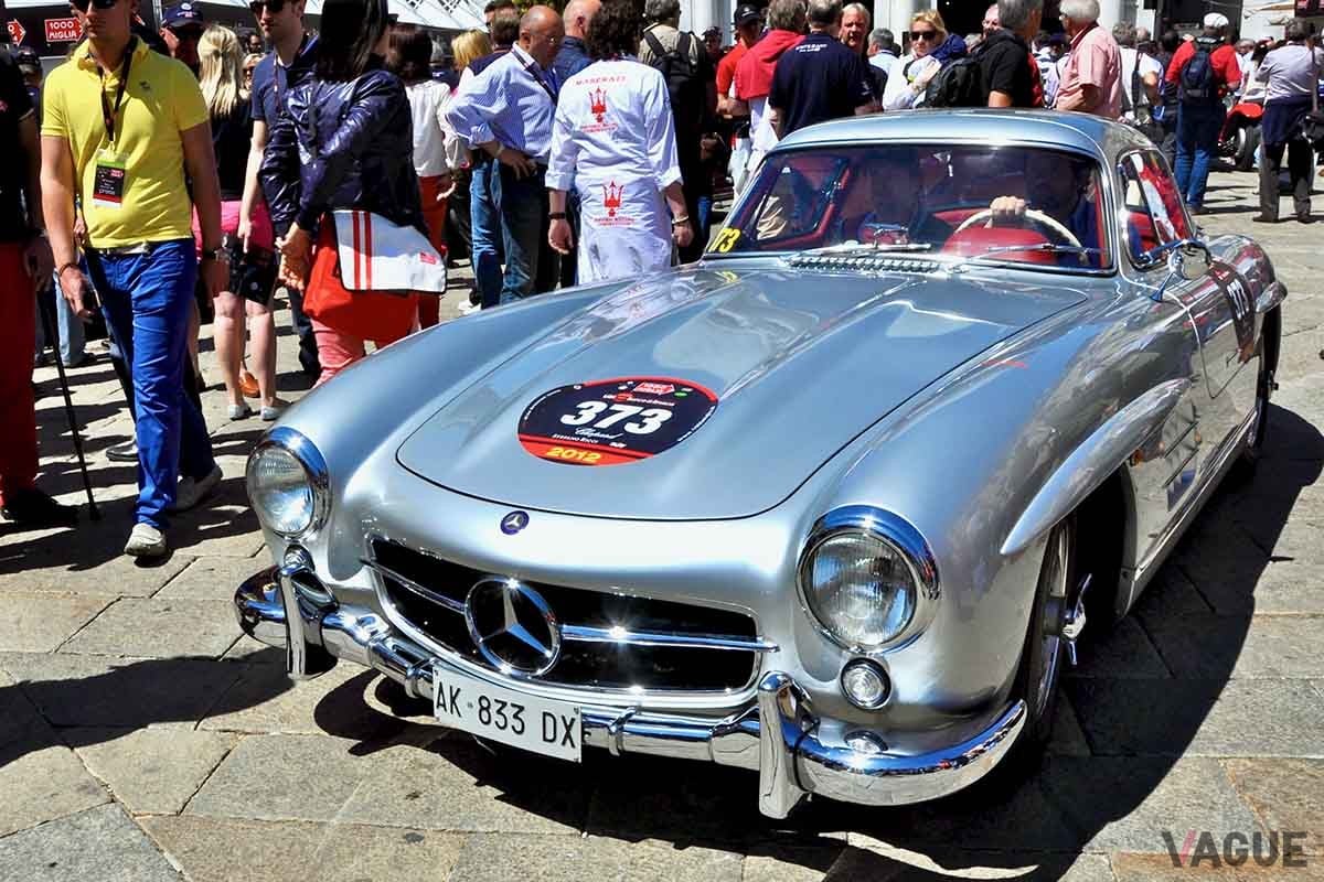 2012年5月17日、イタリアのブレシア中央広場のミッレミリア車検場で。