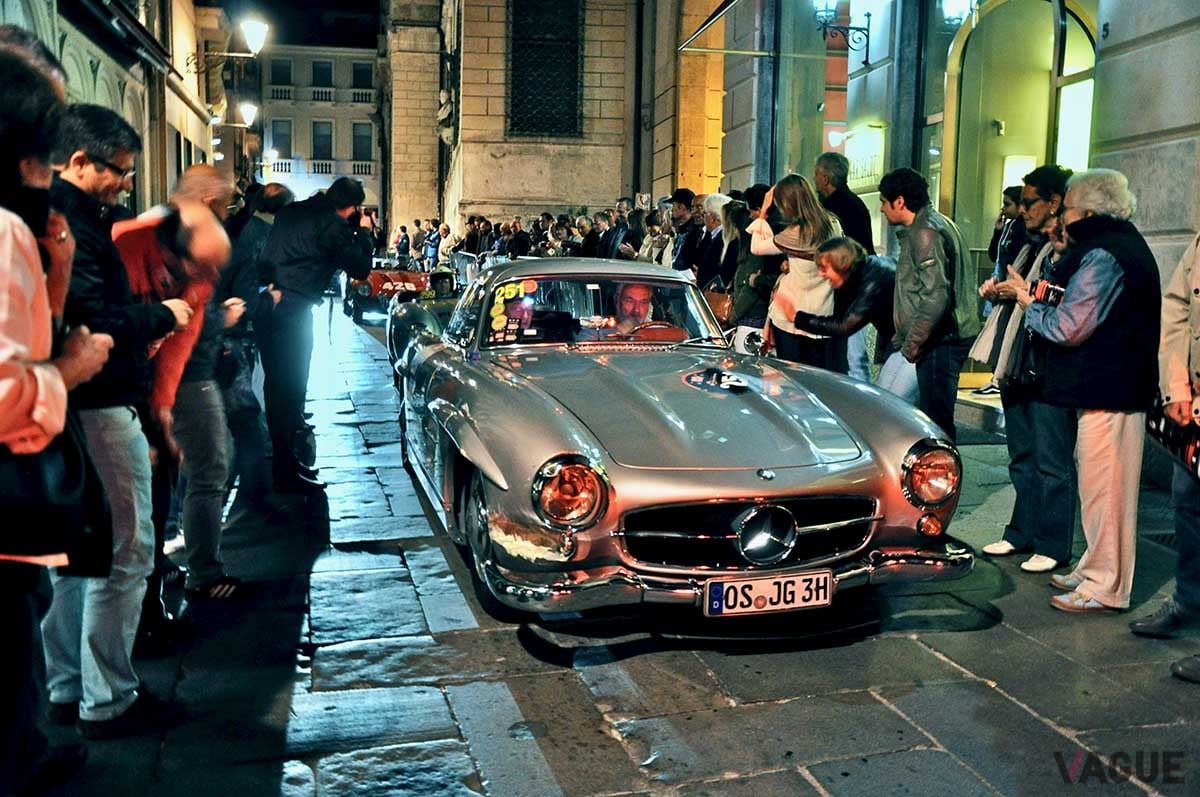 2012年5月17〜18日、ブレシア〜フィレンツェ近郊で。コース沿いには老若男女、クルマとドライバーを待ち受ける人でいっぱいだった。©2025 Yasuhito Shibuya