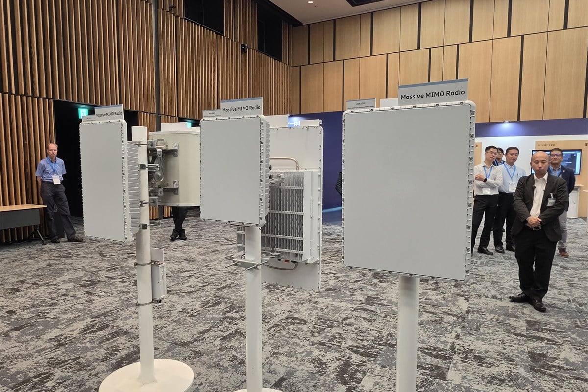 会場に展示された基地局向けの無線装置。スマートフォンで日々利用する通信は、こうした機器にも支えられている。未来のスマートグラス体験を語るエリクソンは、通信インフラを手がける企業だ。