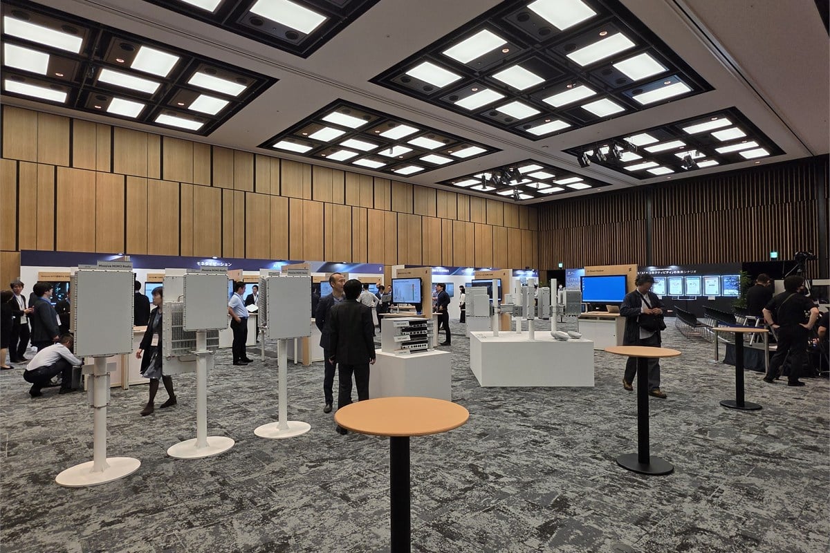 「エリクソン・フォーラム2026」の展示会場。基地局向けの無線装置やネットワーク関連のデモが並び、普段は目に触れにくい通信インフラが、AIや次世代サービスを支える技術として紹介されていた。