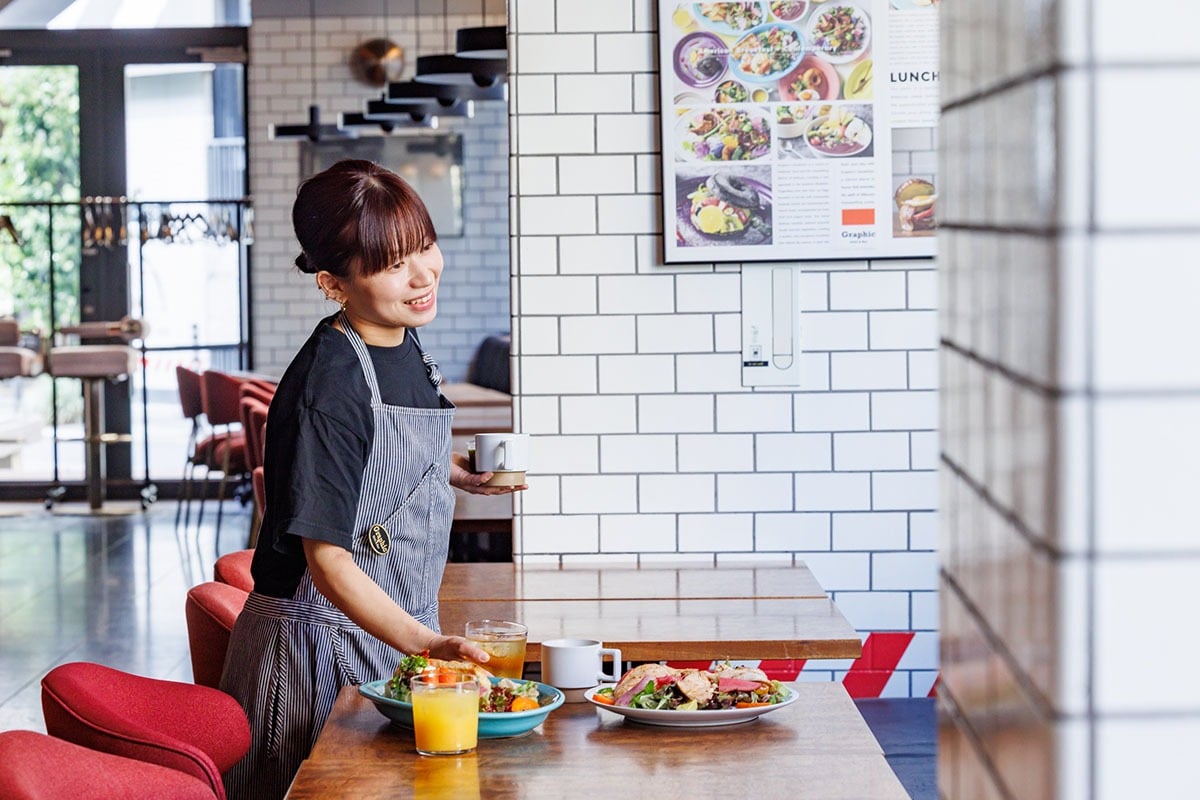 朝食への思いを聞いたレストランスタッフの松島さん。満足できる朝ごはんを、一日の好調な出だしにつなげてほしいと話す