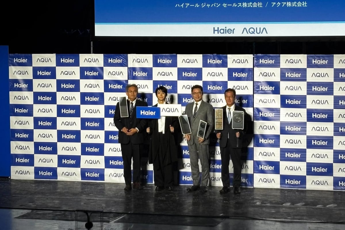 HaierとAQUAのロゴ、製品のパネルを掲げたフォトセッション。ブランドごとに異なる価値を提案しながら、同じグループとして新たな家電像を伝える今回の発表会を締めくくる場面です。