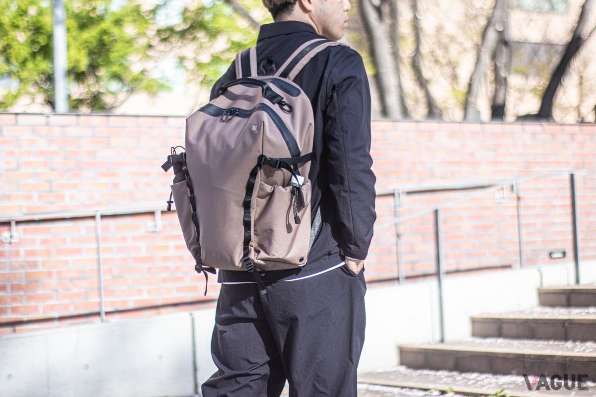 カジュアルな柔らかい雰囲気がありながら、ミニマルなデザインなのでビジカジスタイルにもフィット。アースカラーのサンドベージュは、一年を通して使いやすく個人的におすすめ。