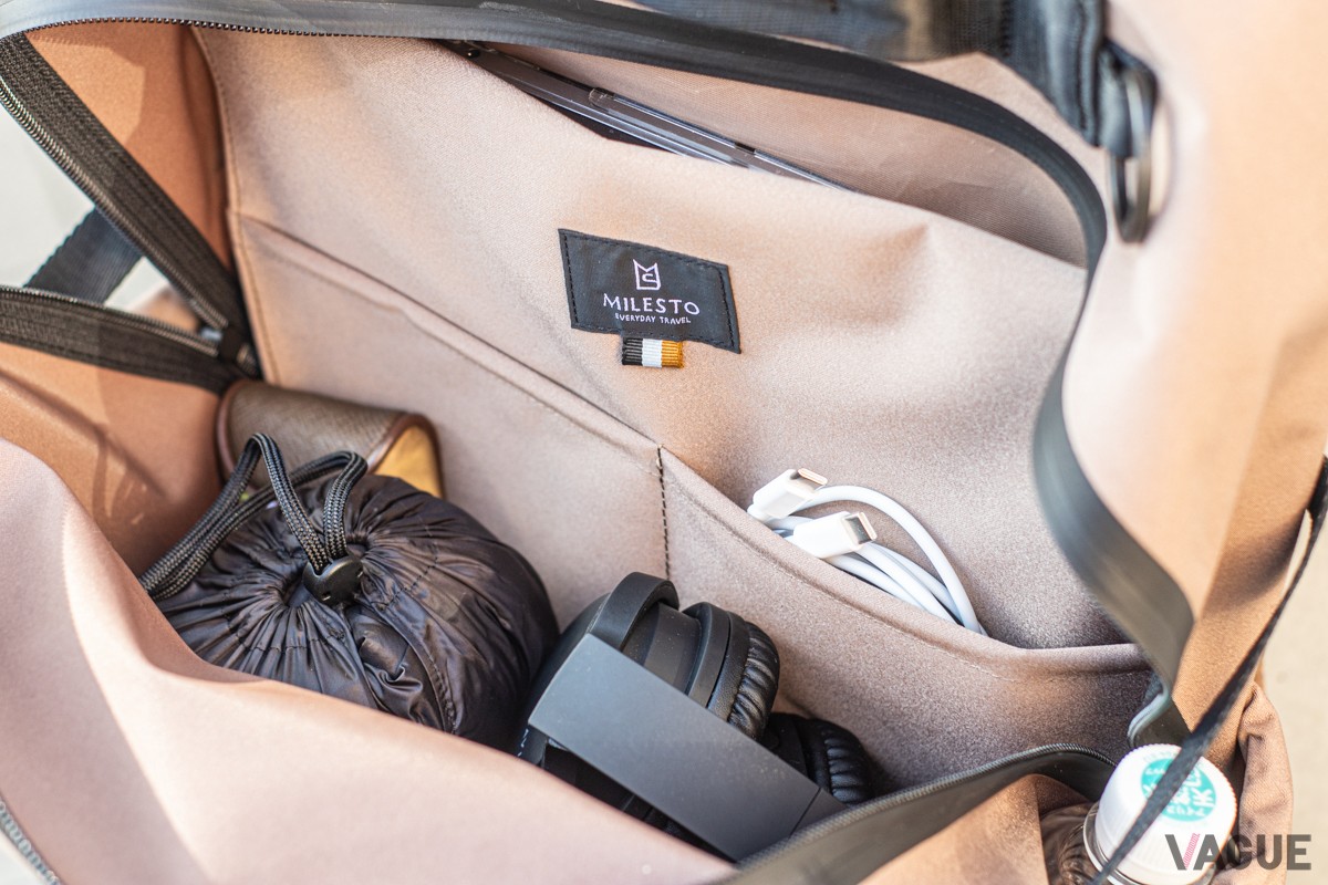 着替えや厚みのあるアイテムも収まりやすい構造。1泊程度の小旅行にも十分な容量です。