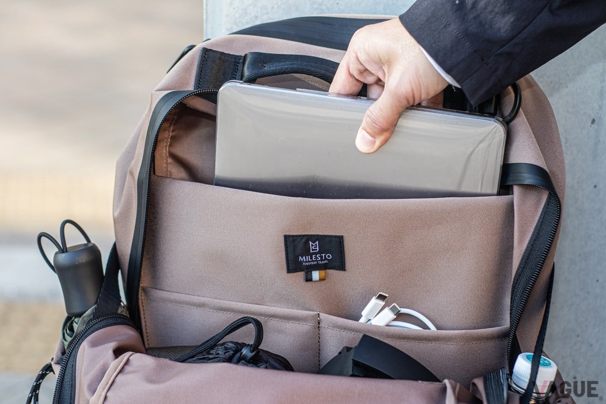 15インチまでのノートPCが収まるスリーブポケットを搭載。 さらに、小物の整理に便利なフリーポケットも2つ備えています。