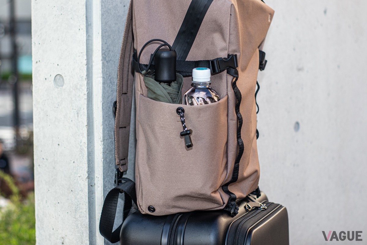 両サイドには、ボトルや折りたたみ傘の収納に便利な外ポケット付き。 500mlペットボトルが2本入るゆったりサイズで、水抜き穴も完備。 雨水がたまるのを防ぎ、実用性もバッチリです。