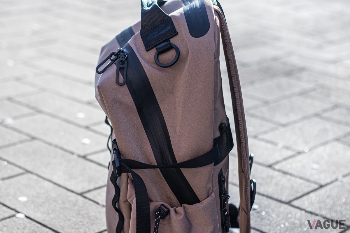 斜めに配されたファスナーで、メインスペースが大きく開閉。中身がひと目で見渡せて、出し入れもスムーズです。 ファスナーはサイドポケット内まで伸びており、内側で止めることで浸水リスクがさらに軽減されています。