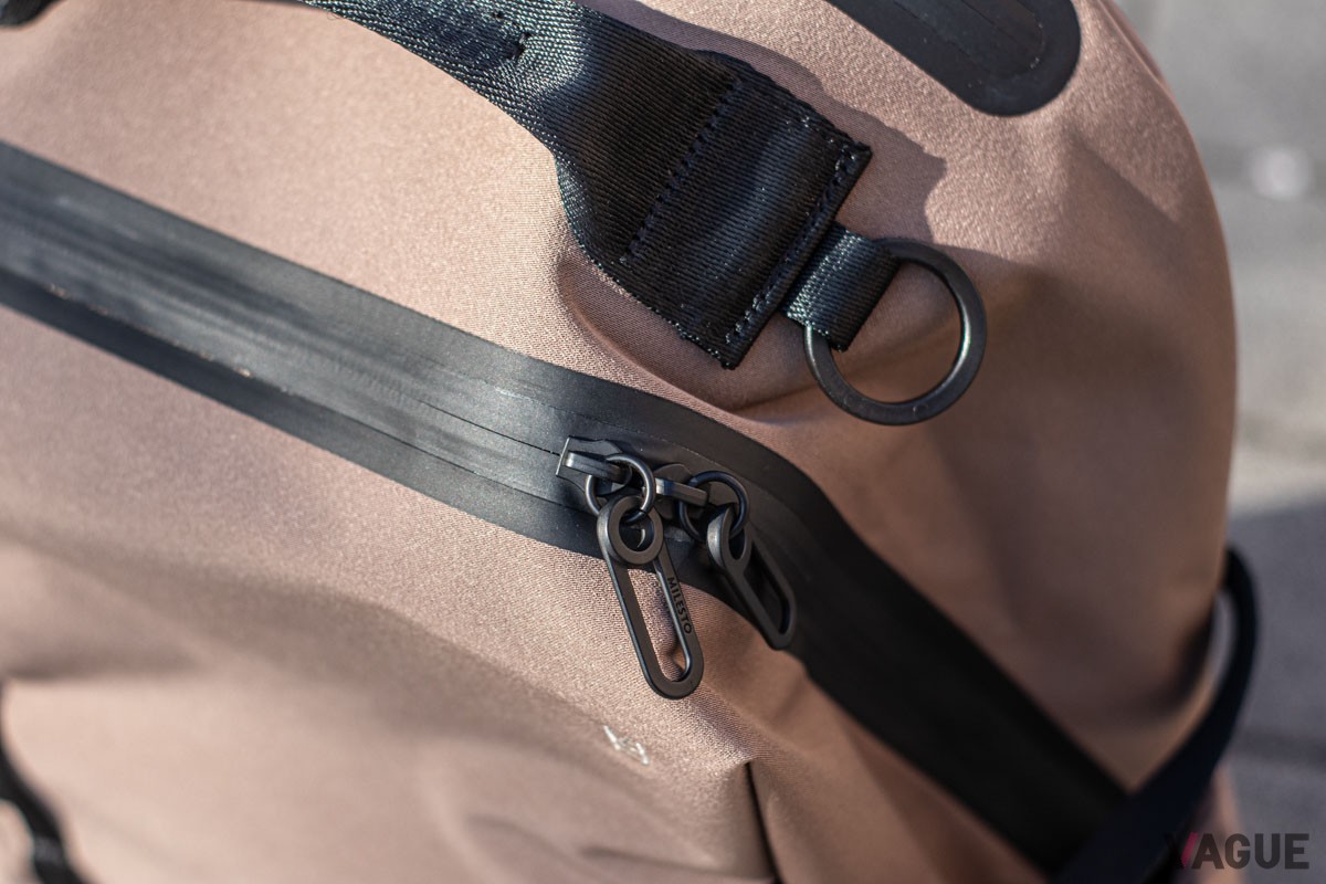 ファスナー部分は無縫製で高周波の圧着をすることにより、縫い目をなくし雨水の侵入を防ぐ仕様に。さりげなく高級感を添えるデザインも◎。機能も見た目も、妥協しない仕上がりです。