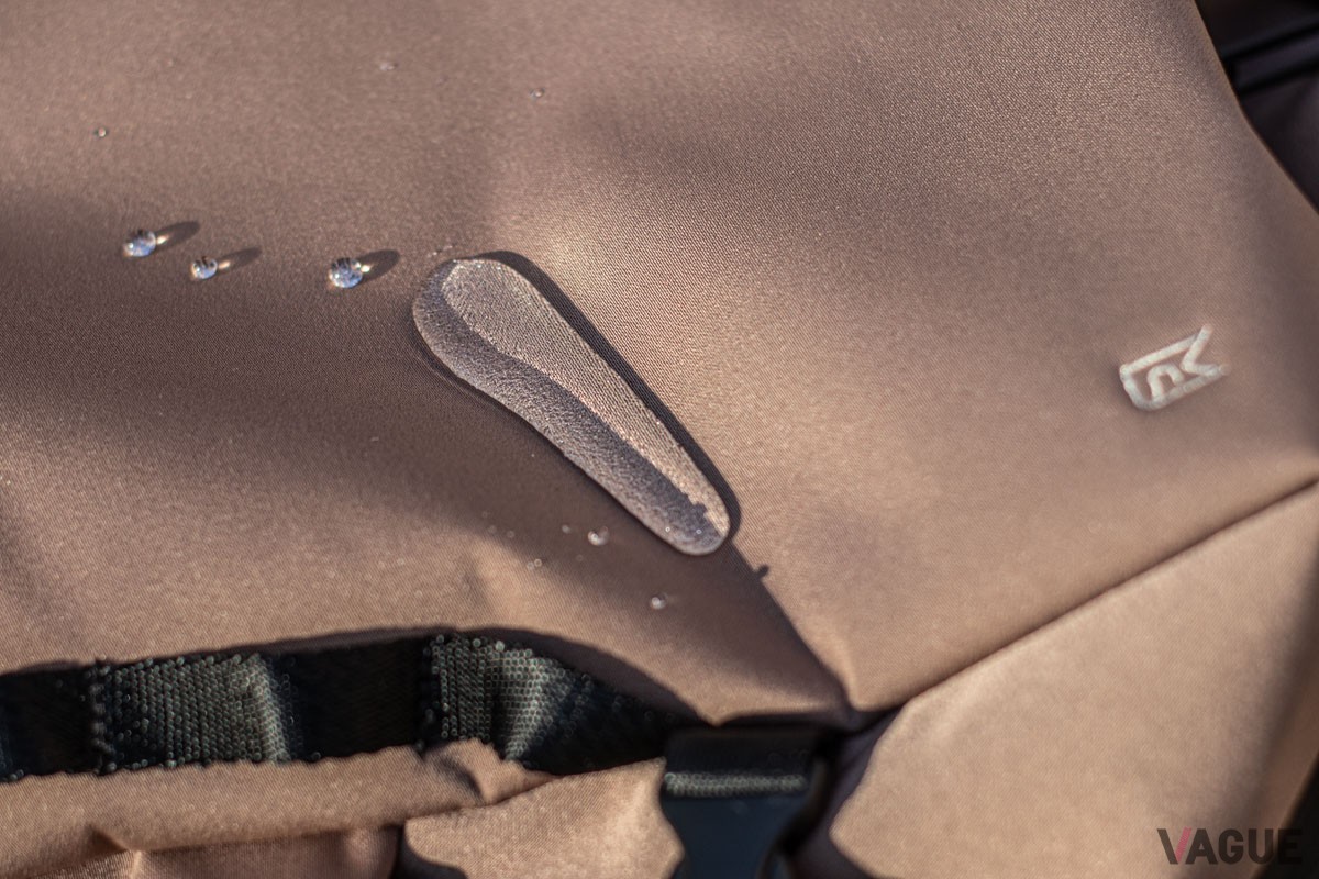 耐水圧25,000㎜の強撥水生地を使用。突然の大雨にも慌てず、大切な荷物をしっかりガード。ミレスト史上、最強クラスの防水力。防水バッグには珍しいマットな質感で、カジュアルな服装にも自然に馴染みます。