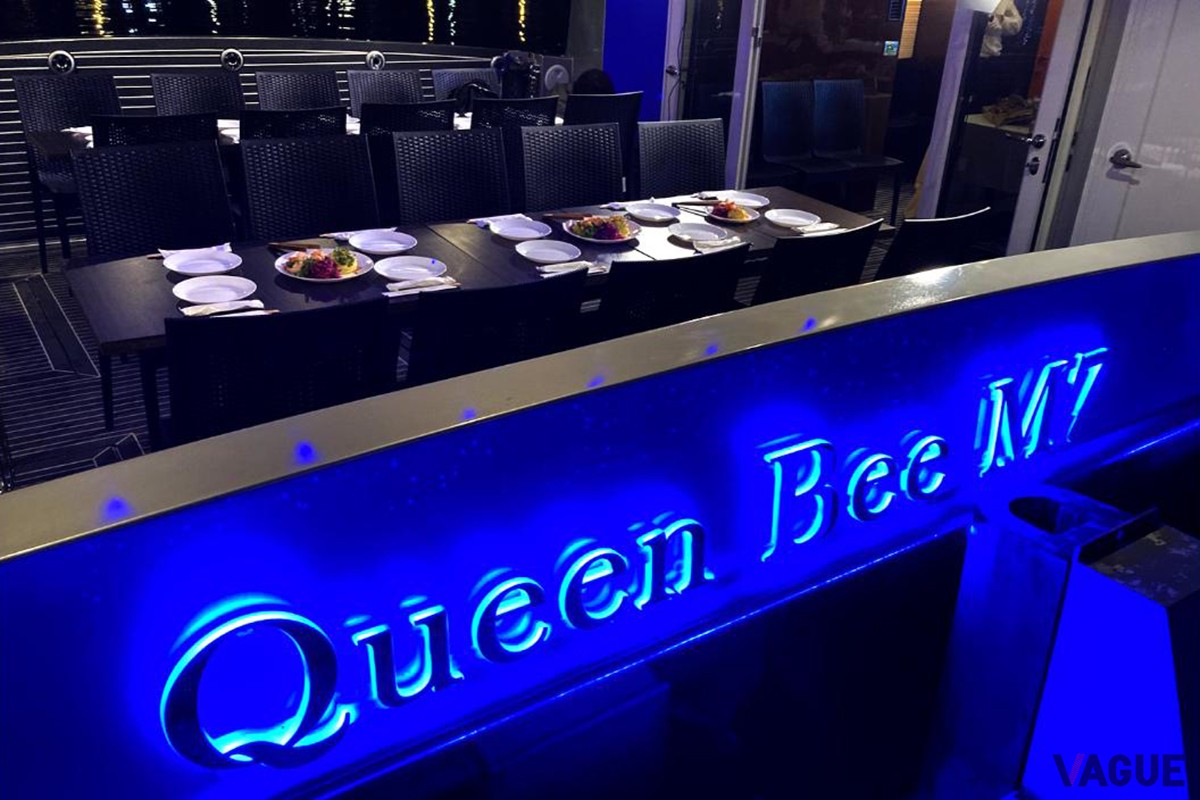 Queen Bee M7の船内