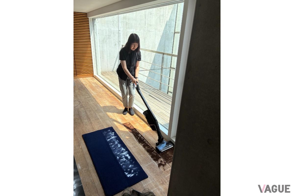 ミーレ・ジャパンのマーケティング部カテゴリーマネージメントマネージャー佐村由紀子氏のデモンストレーション。どんな床でも見えないゴミまで一気に吸い取る