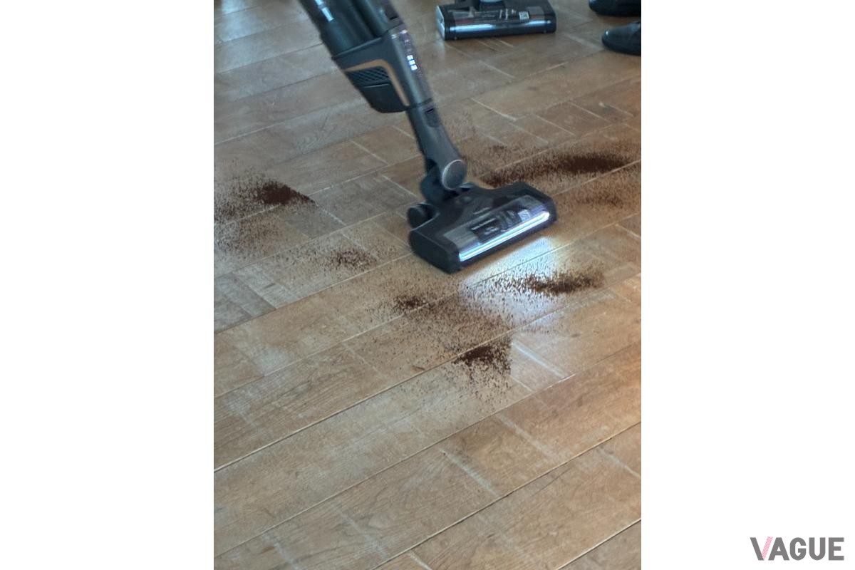 ミーレ・ジャパンのマーケティング部カテゴリーマネージメントマネージャー佐村由紀子氏のデモンストレーション。どんな床でも見えないゴミまで一気に吸い取る