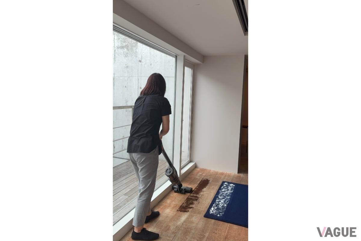 ミーレ・ジャパンのマーケティング部カテゴリーマネージメントマネージャー佐村由紀子氏のデモンストレーション。どんな床でも見えないゴミまで一気に吸い取る