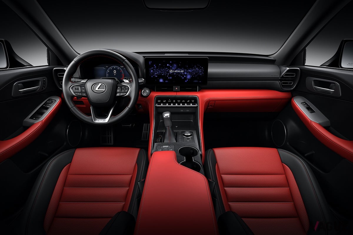 2026年初旬に発売予定 レクサス新型「IS」世界初公開 4代目に進化した