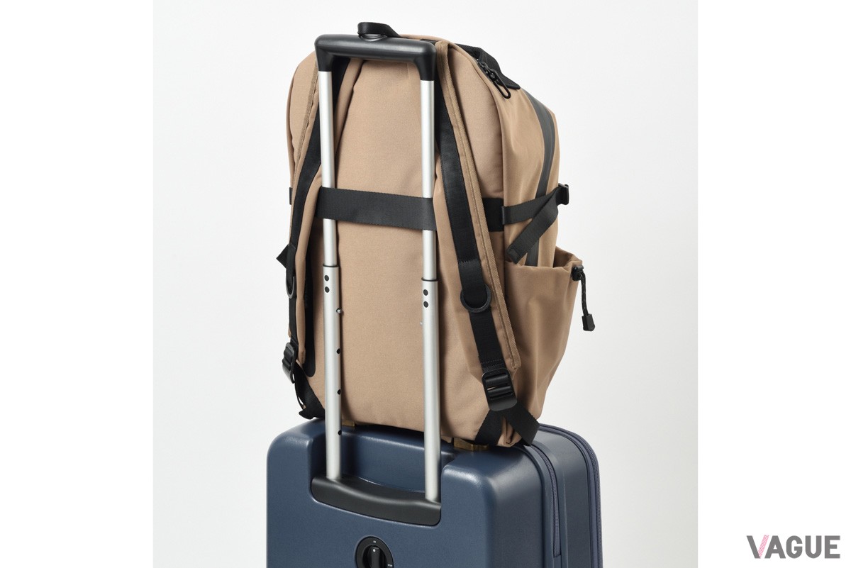 背面のテープにキャリーバッグのハンドルを通せば、移動もスマート。旅先でも頼れる、実用的な設計です。