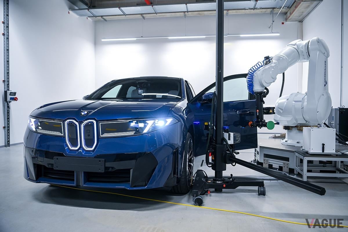 ハンガリー・デブレツェンにあるBMWグループ工場で生産されるBMW新型「iX3」