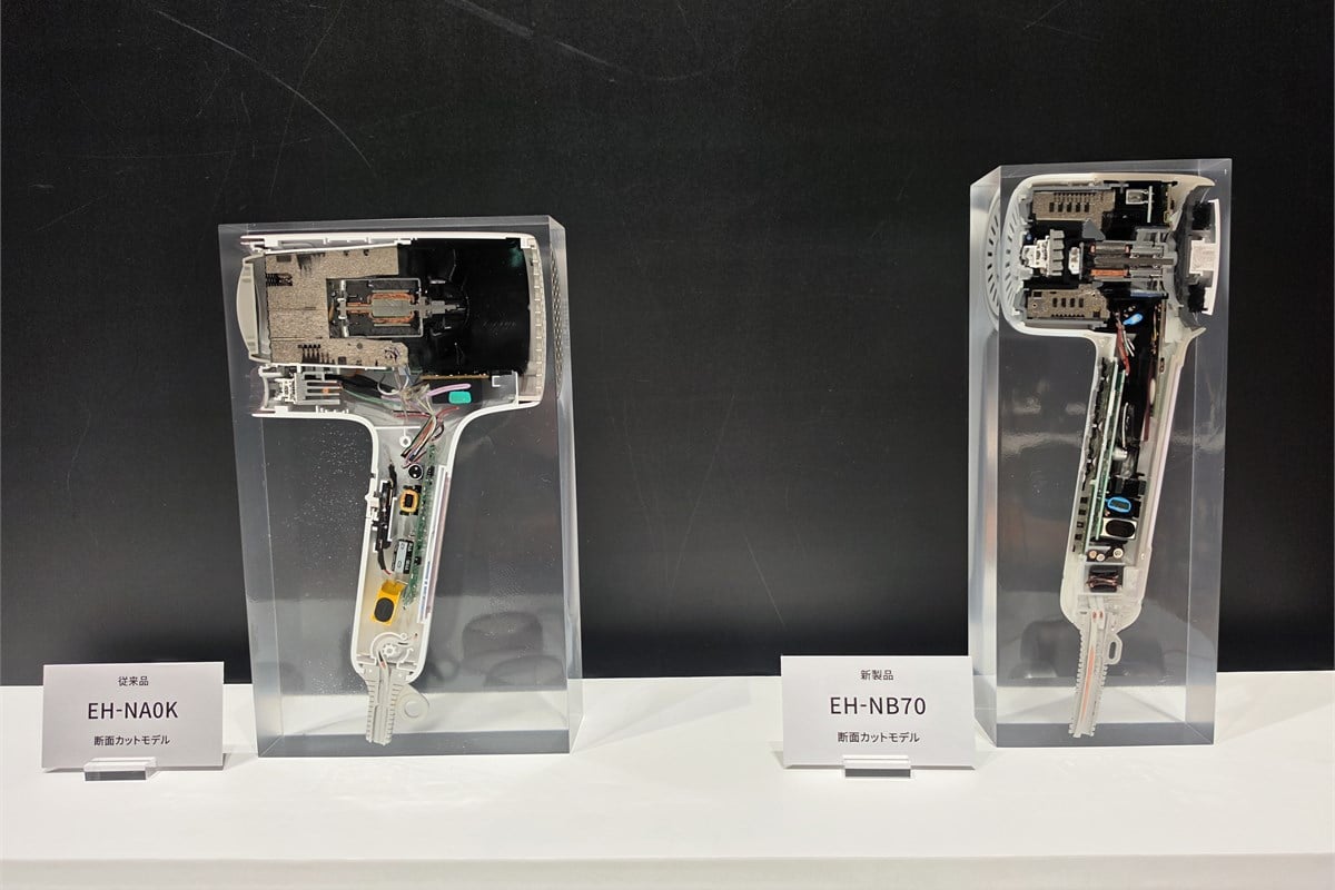 左がEH-NA0K、右がEH-NB70の内部構造展示。新製品はモーターだけでなく、ヒーターやナノイー発生部も小型化し、部品配置を見直しています。外観のコンパクトさを、内側の構造から確かめられる展示でした。