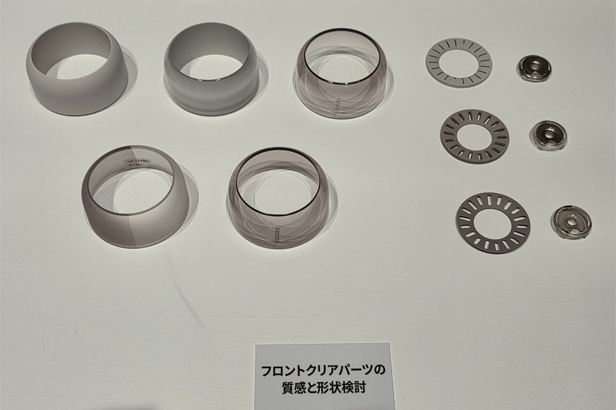 フロントのクリアパーツは、形状や質感を変えて検討を重ねたもの。製品の「顔」としての美しさに加え、風やナノイーの届き方にも関わる部分です。小さな形の違いを詰める開発の過程が、試作から見えてきます。