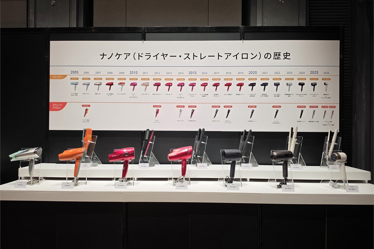 歴代ナノケアのドライヤーとストレートアイロンを並べた展示。年表と実物を見比べると、ヘッドの形や色使いの変化がわかります。今回の小型化も、使う人のニーズに向き合ってきた製品づくりの延長にあります。