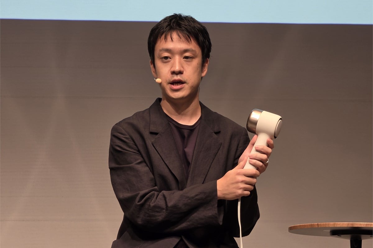 トークセッションでは、実機を手に取りながら、形や持ちやすさを考えた設計が紹介されました。手に収まる大きさだけでなく、毎日の動作をどう支えるのか。外観に込めた意図を、つくり手の言葉で聞ける場でした。
