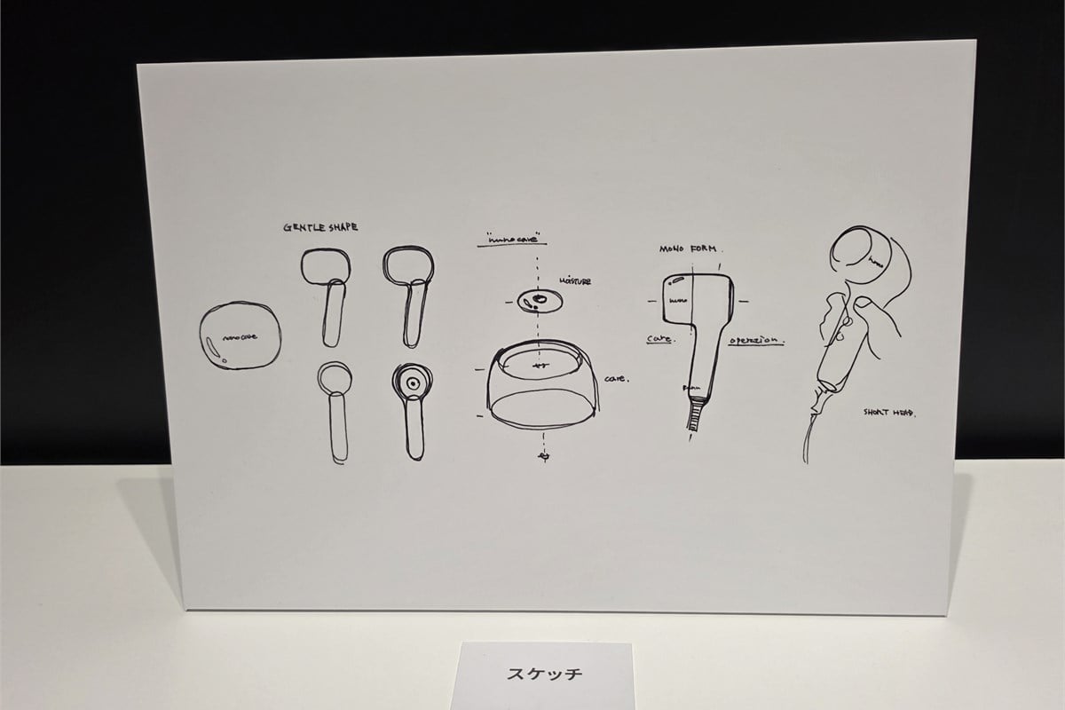 会場に展示されたデザインスケッチ。正面の表情や、手に持ったときの姿まで描かれています。見た目を飾るだけではなく、使う人と道具の関係を考えることから、このドライヤーのデザインが始まっていたと感じます。