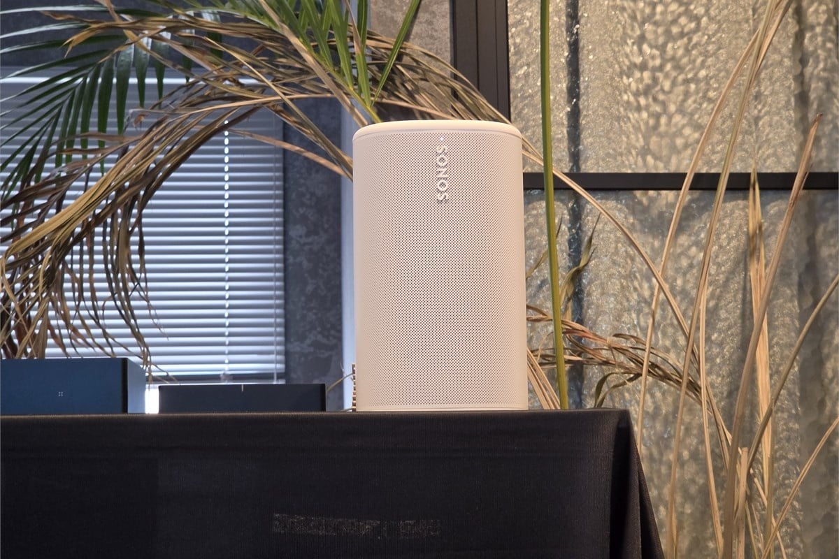 普段は好きな場所へ持ち運んで使えるSonosのポータブルスピーカーPlay。今回のPortable Surroundでは、日常使いの一台を必要なときだけホームシアターのリア側へ加えるなど、暮らしに合わせて役割を変えられる。
