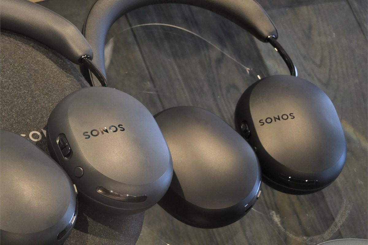 Ace Ultraの実機を近くから見たところ。基本的な造形は従来のAceを受け継ぎつつ、内部の音響系やノイズキャンセリングなどを刷新し、Sonosシステムとの連携もHeadphone Engine 2で強化された。