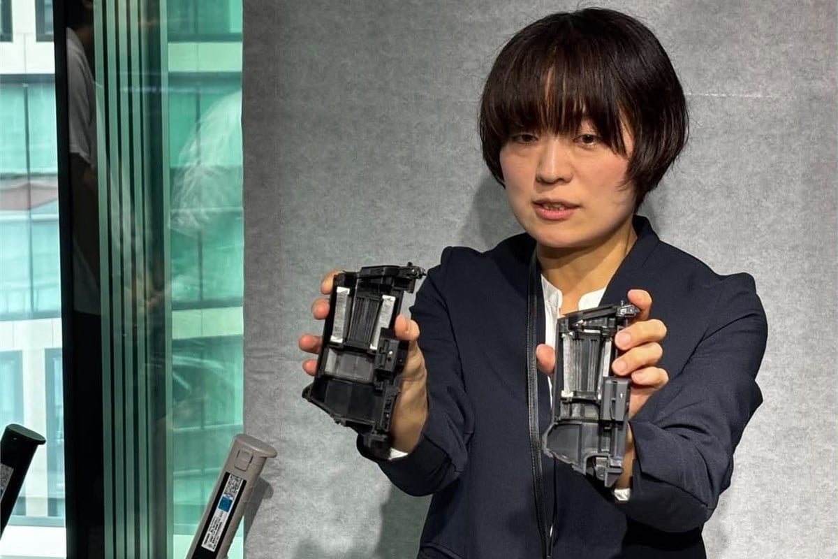 ダストカップとフィルター周辺の構造を示す実演。新しい「オートエアー洗浄 plus」は、ダストステーションへ戻した際の気流を見直し、ゴミ収集だけでなくフィルターに付着した微細なホコリの除去も自動化する。